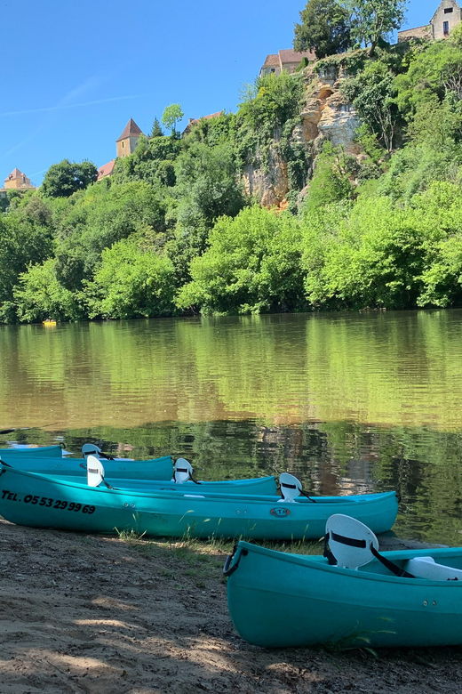 canoe-trip-along-cliffs-in-dordogne-carsac-cenac