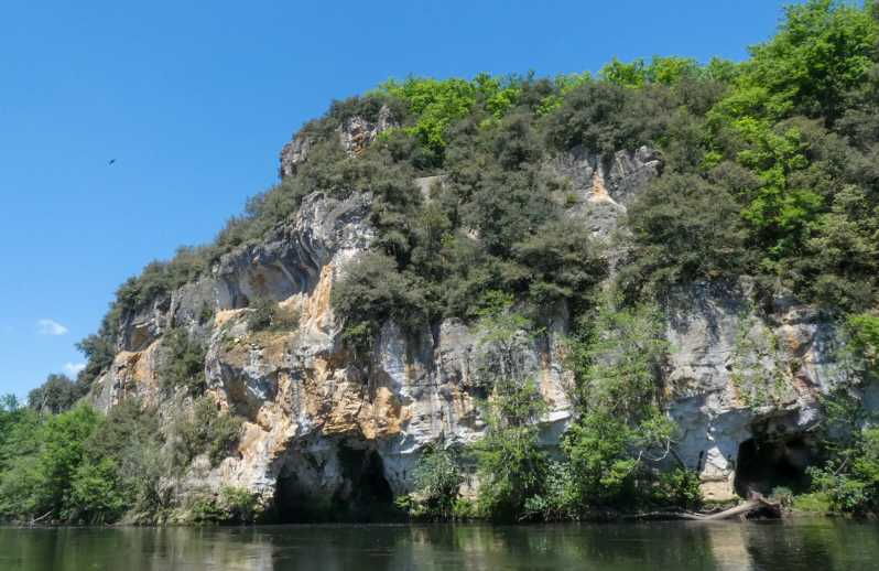 canoe-trip-along-cliffs-in-dordogne-carsac-cenac