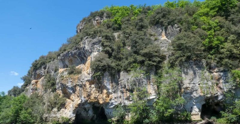 canoe-trip-along-cliffs-in-dordogne-carsac-cenac
