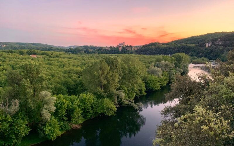 canoe-trip-along-cliffs-in-dordogne-carsac-cenac