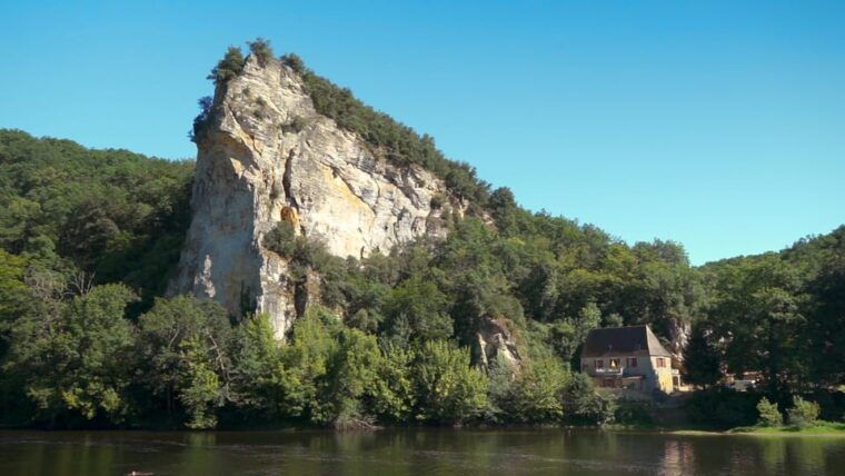canoe-trip-along-cliffs-in-dordogne-carsac-cenac