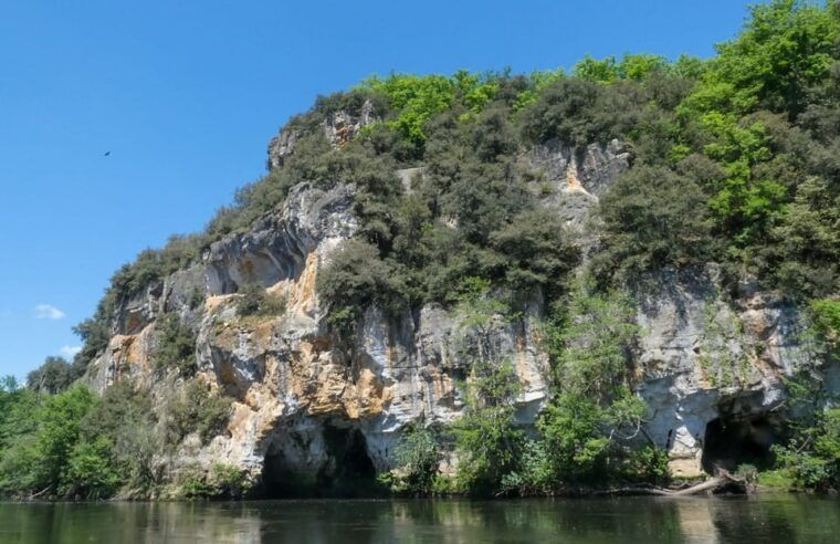 canoe-trip-along-cliffs-in-dordogne-carsac-cenac