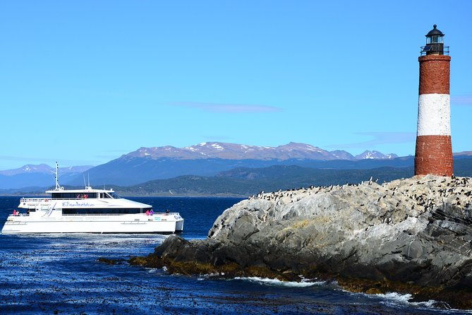 canoero-catamarans-canal-beagle-tour-sea-lions-and-les-eclaireurs-lighthouse