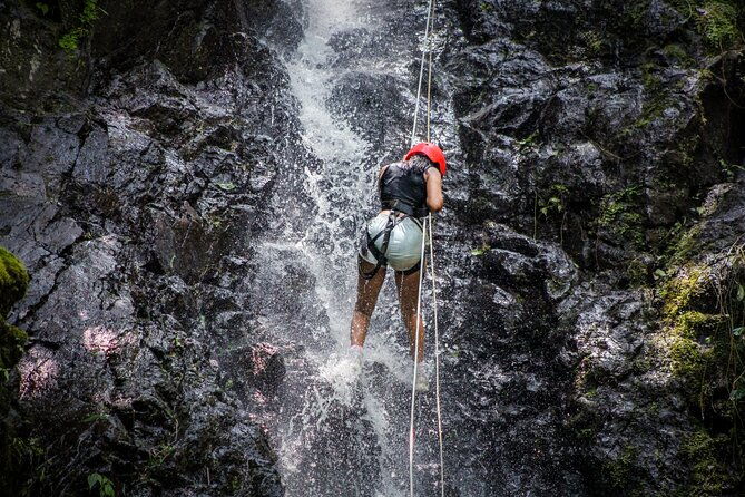canyoning-adventure-rappelling-waterfalls-in-arenal-volcano