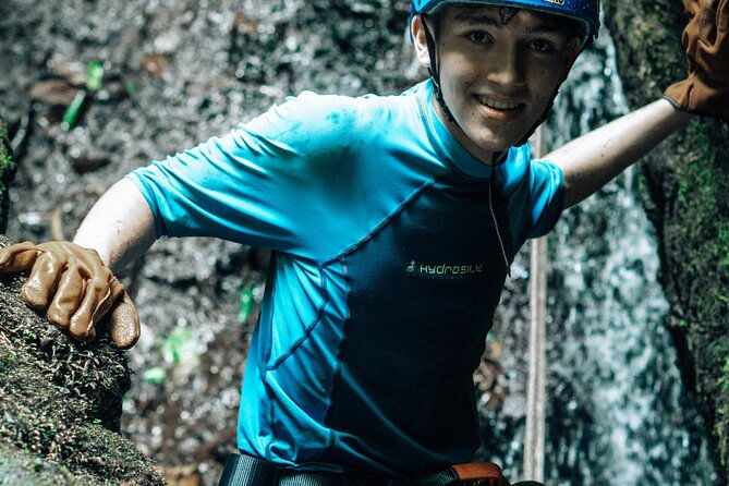 canyoning-adventure-rappelling-waterfalls-in-arenal-volcano