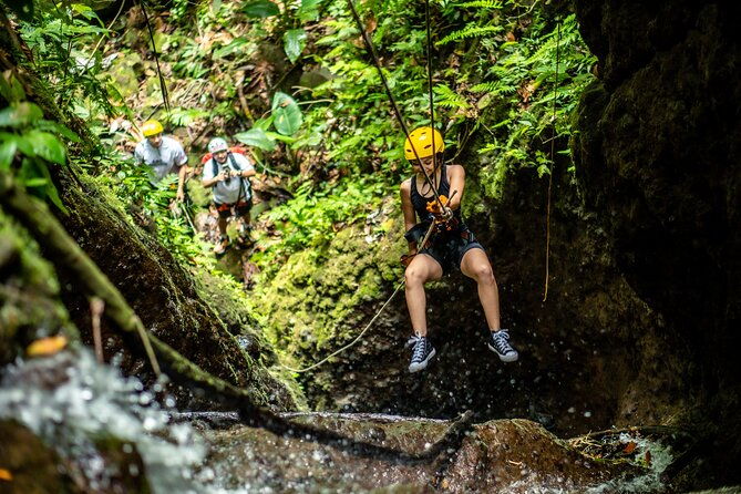 canyoning-adventure-rappelling-waterfalls-in-arenal-volcano