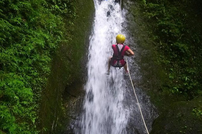 canyoning-in-waterfalls-and-zipline-cable-near-la-fortuna