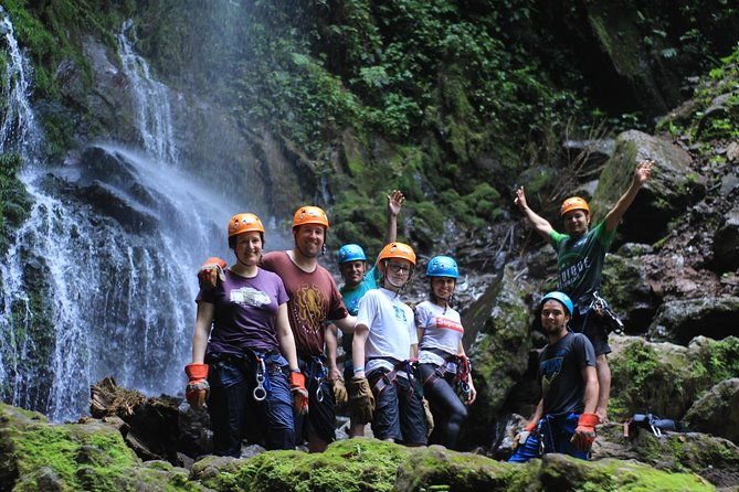 canyoning-waterfall-rappeling-maquique-adventure-near-to-arenal-volcano
