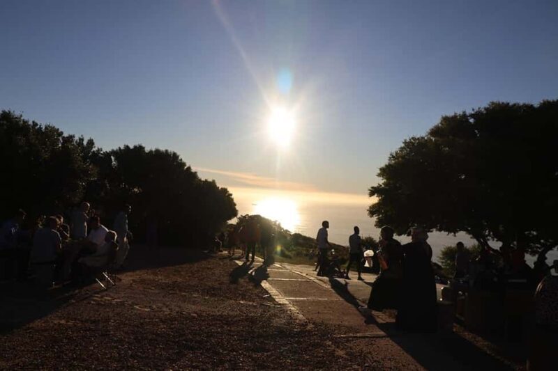 Cape Town: Sunset Bus Tour with Picnic on Signal Hill - Who Should Consider This Experience?