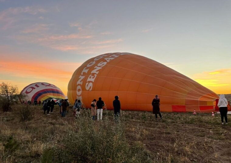 cappadocia-cat-valley-at-sunrise-hot-air-balloon-ride