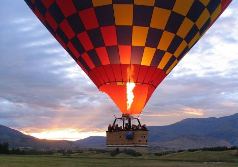 cappadocia-cat-valley-at-sunrise-hot-air-balloon-ride