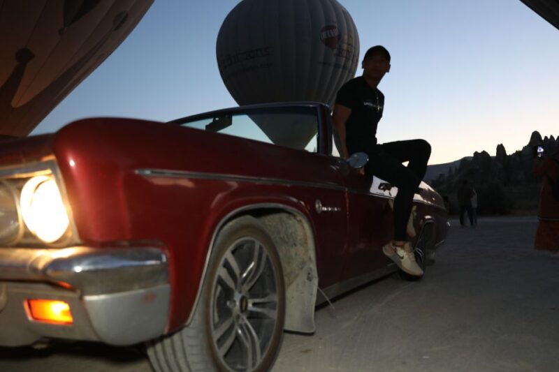 cappadocia-photo-shoot-with-classic-car-and-flying-dress