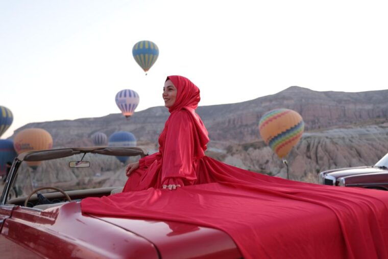 cappadocia-photo-shoot-with-classic-car-and-flying-dress