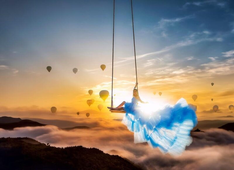 cappadocia-taking-photo-with-swing-at-hot-air-balloon-view