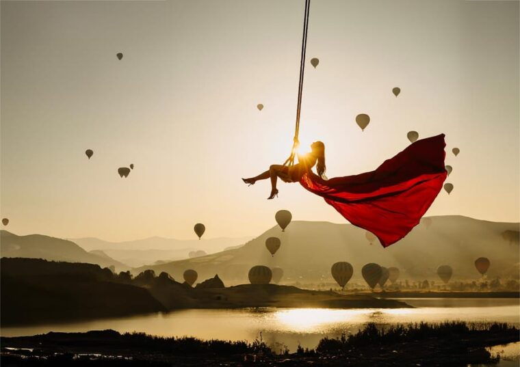 cappadocia-taking-photo-with-swing-at-hot-air-balloon-view