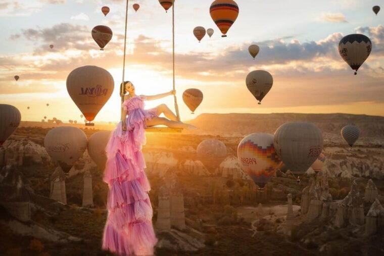 cappadocia-taking-photo-with-swing-at-hot-air-balloon-view