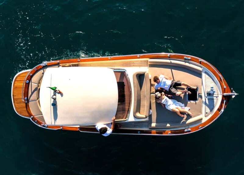 Capri : 2 Hours Private Boat from Capri - A Closer Look at the Experience