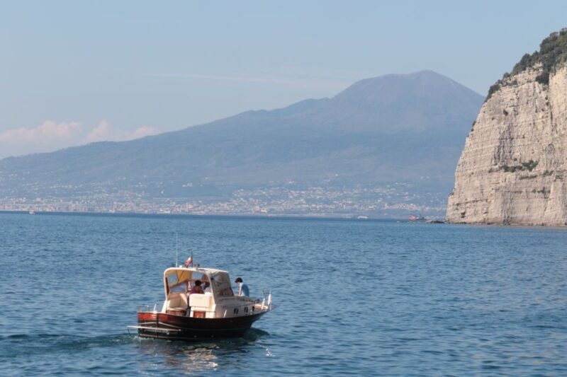 capri-blue-grotto-and-the-faraglioni-rocks-boat-tour