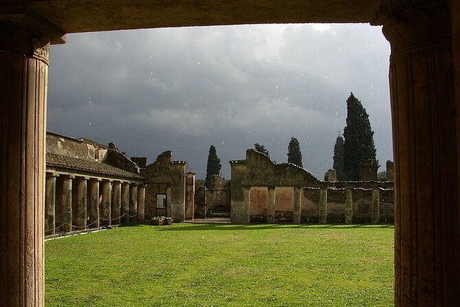 capri-blue-grotto-sorrento-and-pompeii-from-rome