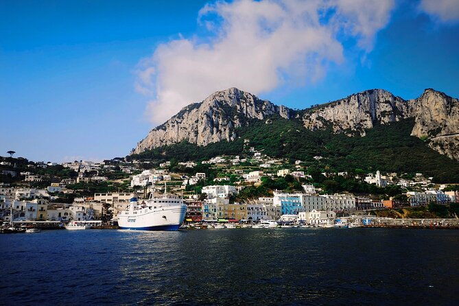 capri-discover-the-beauties-of-the-island-aboard-a-luxury-boat