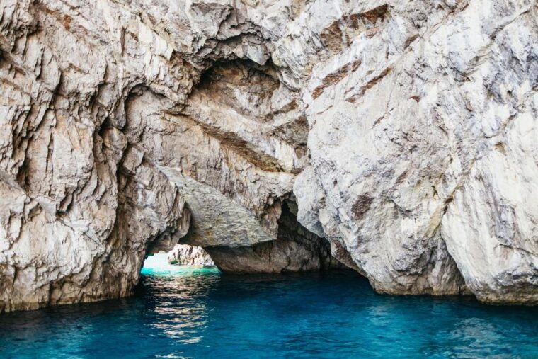 capri-island-boat-trip-with-grottos