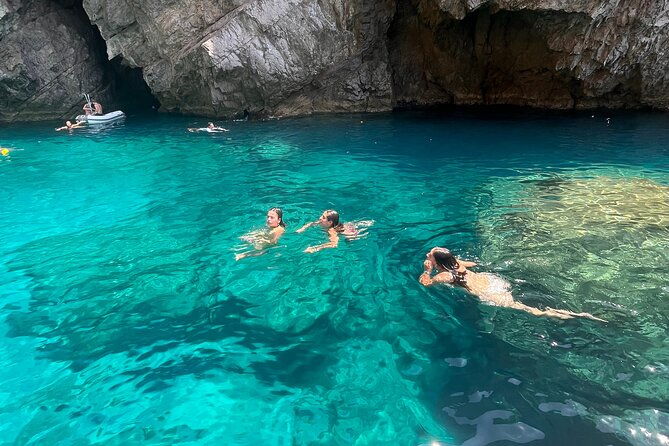capri-private-boat-tour-from-sorrento-gozzo-25ft-fratelli-aprea-4