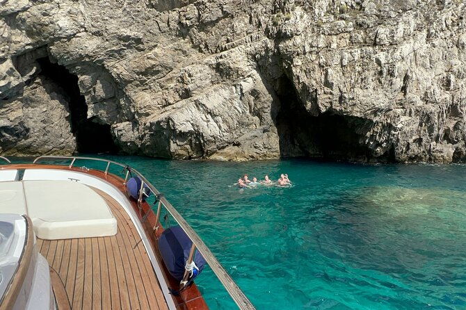 capri-secret-corners-by-private-boat-with-local-skipper-2