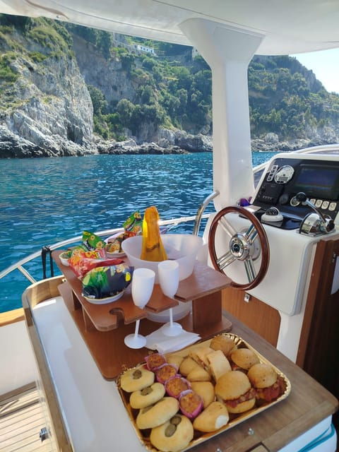 capri-secret-corners-by-private-boat-with-local-skipper-3