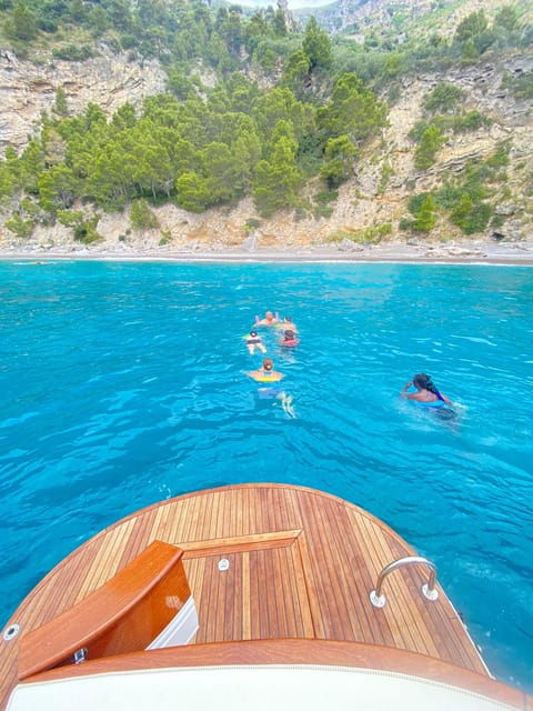 capri-secret-corners-by-private-boat-with-local-skipper-3