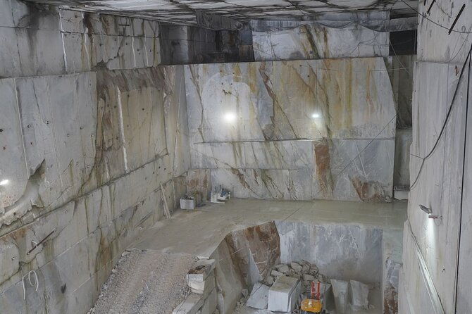 carrara-exclusive-marble-cave-tour-adventure-in-a-4x4