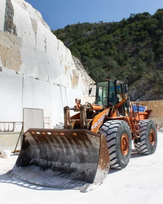 Carrara: Tour Cave Michelangelo and Carrara Art Studios - Key Points
