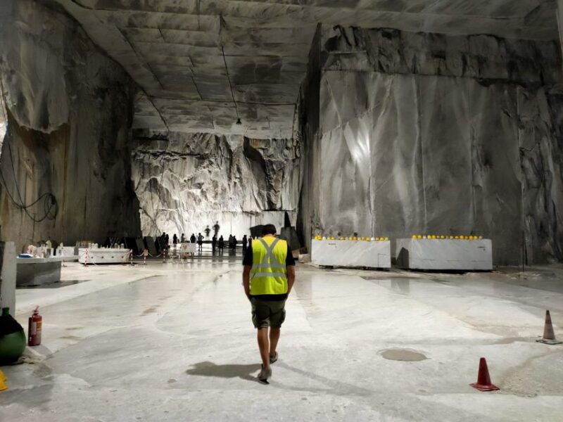 carrara-white-marble-quarries-tour-4x4-experience