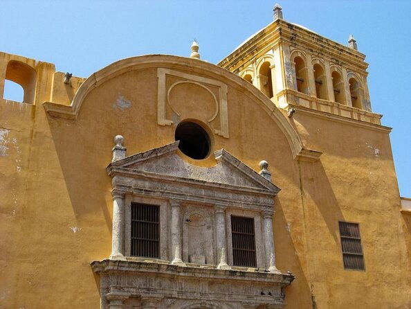 cartagena-old-town-getsemani-neighborhood-group-with-audio-system