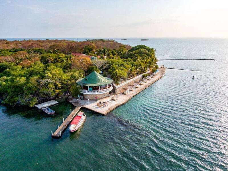 Cartagena: PRIVATE ROSARIO ISLAND UNLIMITED DRINKS - Savoring the Flavors: Lunch and Refreshments