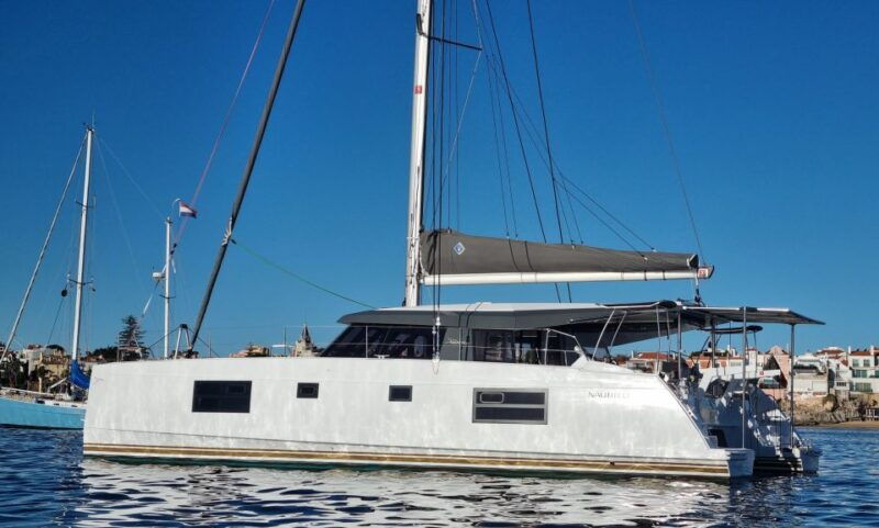cascaisluxury-private-sailing-catamaran-cruise-with-a-drink