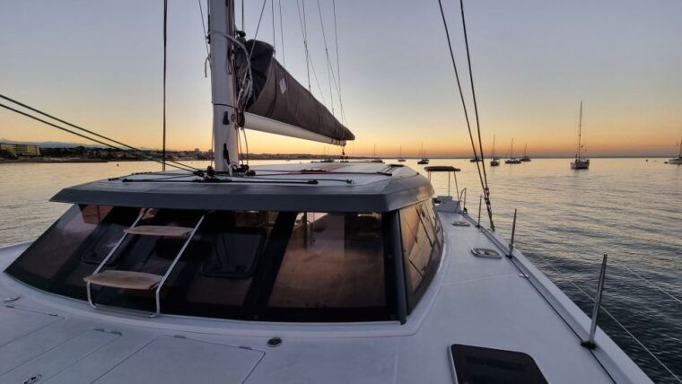 cascaisluxury-private-sailing-catamaran-cruise-with-a-drink