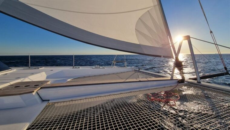 cascaisluxury-private-sailing-catamaran-cruise-with-a-drink