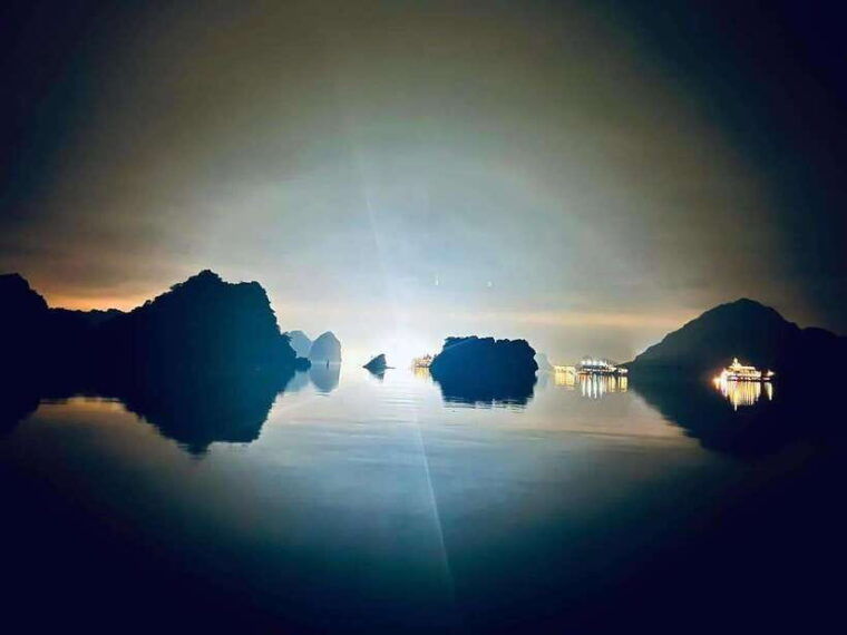 cat-ba-night-kayaking-with-glowing-plankton