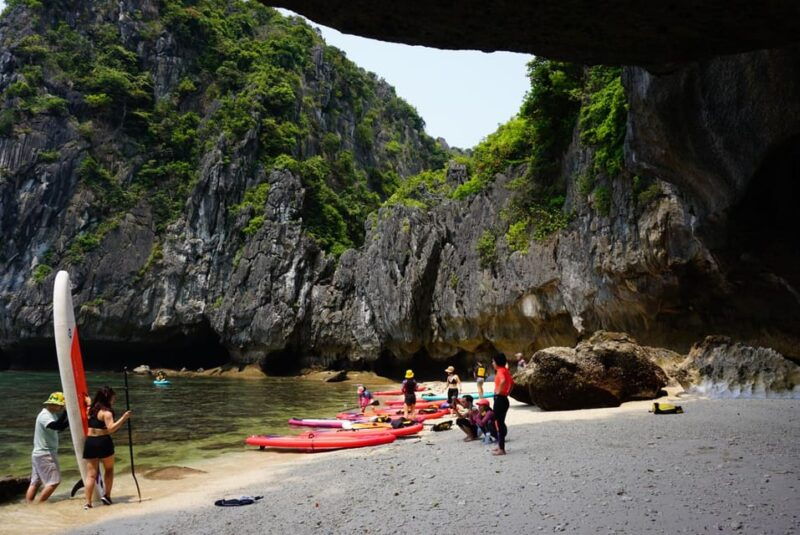 cat-ba_kayaking-exploring-lan-ha-bay-and-ba-trai-dao