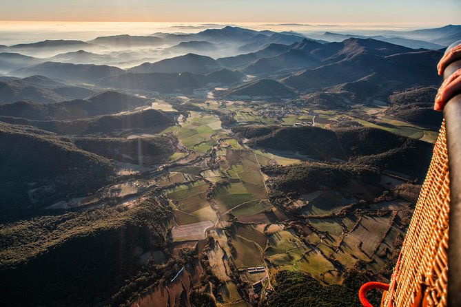 catalonia-hot-air-balloon-ride-and-breakfast-over-the-volcanoes-of-la-garrotxa