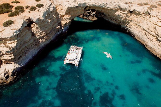 catamaran-cruise-caves-and-coastline-to-benagil