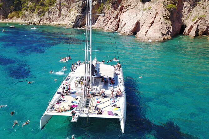 Catamaran ride -Costa Brava with barbecue and drinks. Familiar. - A Relaxed Day on the Water: Costa Brava Catamaran with Barbecue and Drinks