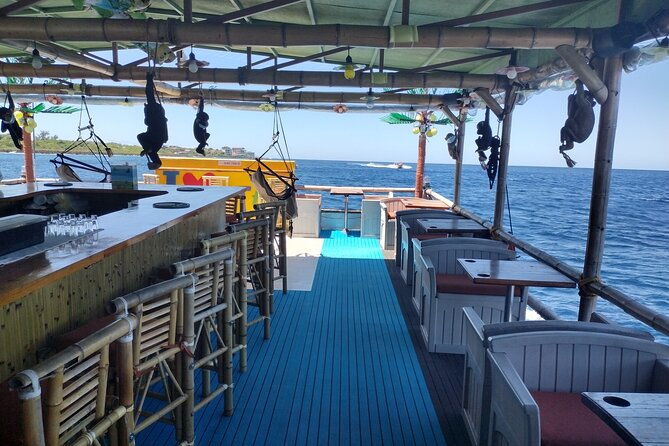 catamaran-tiki-boat-sunset-snorkeling-dinner-cruise-in-roatan
