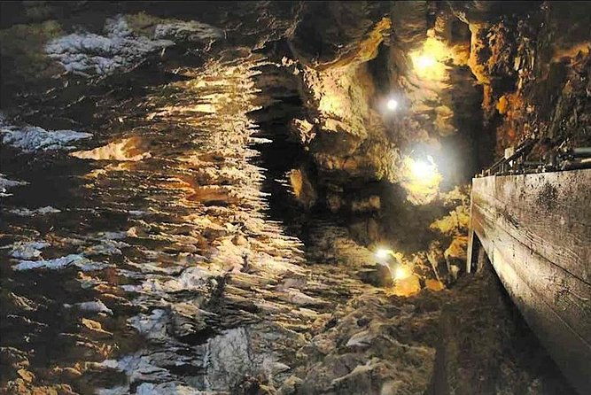 cave-okinawa-a-mysterious-limestone-cave-that-you-can-easily-enjoy