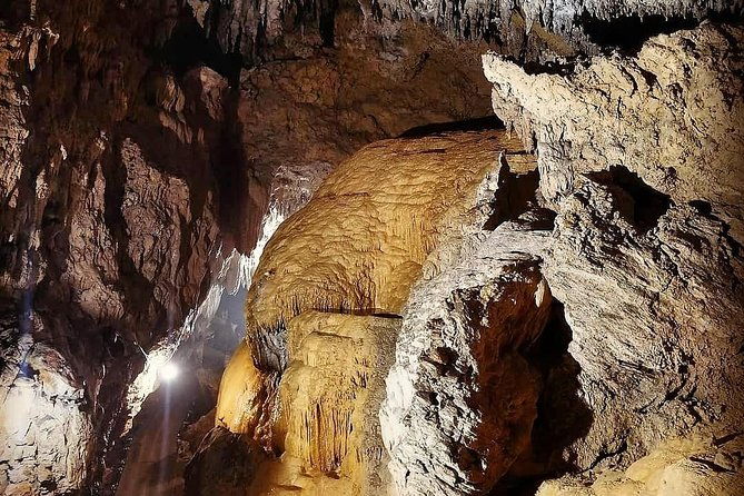 cave-okinawa-a-mysterious-limestone-cave-that-you-can-easily-enjoy