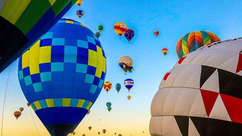 CDMX: Fly over the impressive pyramids of Teotihuacán in a hot air balloon - Celebrating on the Ground: Toast and Breakfast