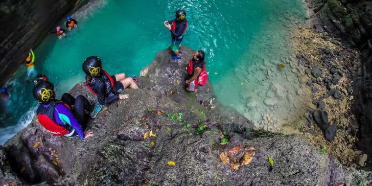 cebu-kawasan-falls-canyoneering-cliff-jump-private-tour