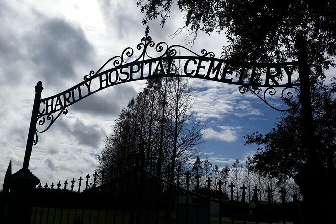 cemetery-and-ghost-byob-bus-tour-in-new-orleans