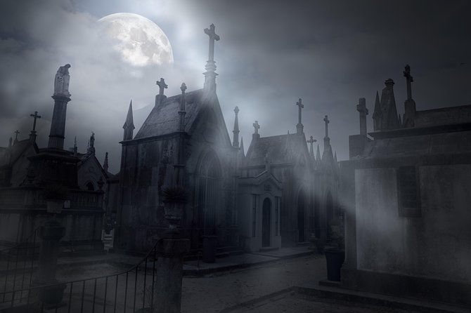 cemetery-and-ghost-byob-bus-tour-in-new-orleans
