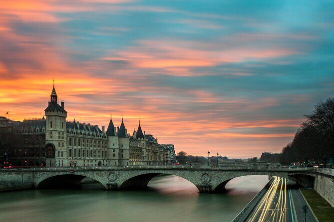 Central Paris Highlights Walking Tour - Guides Who Make All the Difference